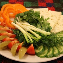 Овощное ассорти с домашним сыром и зеленью